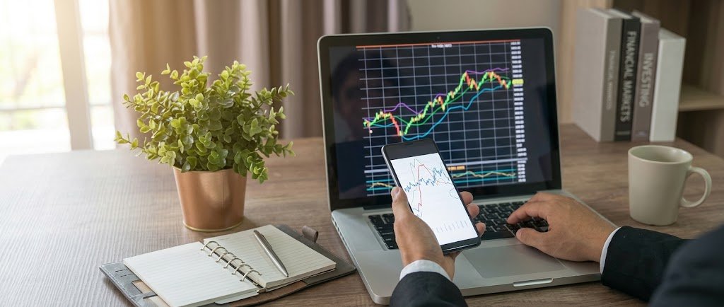 Beginner investor comparing index funds vs ETFs on a laptop