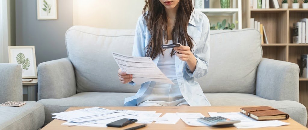 Person reviewing their credit card grace period and statement due date on a phone